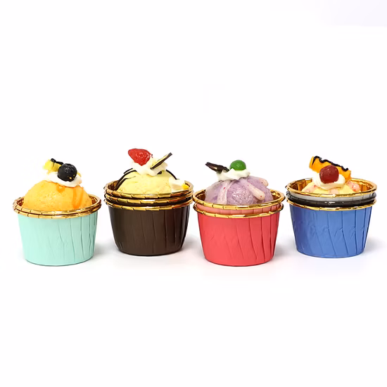 머핀 라이너 컵 금 알루미늄 호일 컵은 명확한 뚜껑이 있는 푸딩 몰드를 굽습니다.